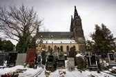 Kostel na Vyšehradě a hřbitov slavných (červený hrob - Waldemar Matuška)